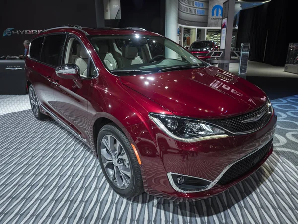 Detroit, bize - 15 Ocak 2018: Chrysler Pacifica Kuzey Amerika Uluslararası Otomobil Fuarı'nda şehir Detroit Cobo Center'da sırasında ekranda.