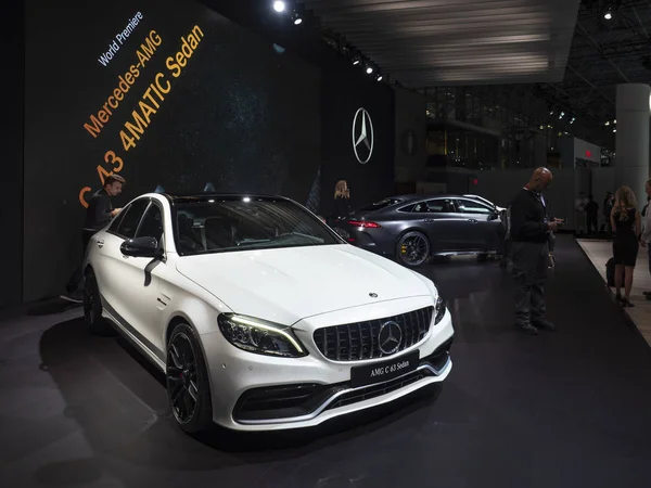 Mercedes AMG 63 sedán en el Salón Internacional del Automóvil de Nueva York 2018 — Foto de Stock