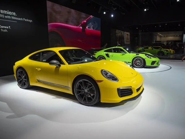 Porsche 911 T y 911 GT3 RS Weissach Edition en el Salón Internacional del Automóvil de Nueva York 2018 Imagen De Stock