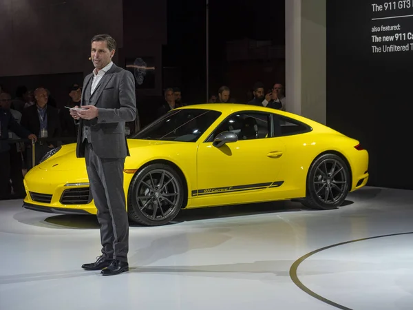 Клаус Целлмер представил новый Porsche 911T и GT3 RS на Нью-Йоркском международном автосалоне 2018 Лицензионные Стоковые Изображения