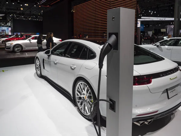 Porsche Panamera 4 e-hybrid no 2018 New York International Auto Show — Fotografia de Stock