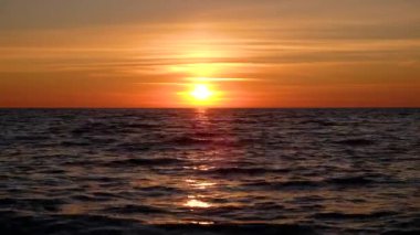 Denizde renkli bir akşam gün batımı.