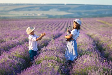 Lavanta tarlasının ortasında neşeli çocukların olduğu köy sahnesi. Şapkalı güzel bir kız ukulele adında küçük bir gitar çalar ve oğlan ellerini çırpar..
