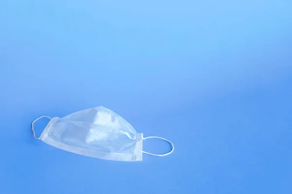 Ιατρική Προστατευτική Μάσκα Σχήμα Του Προσώπου Μπλε Φόντο Copyspace Για — Φωτογραφία Αρχείου