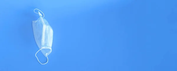 Широкий Банер Зображенням Захисної Медичної Маски Крупним Планом Синьому Фоні — стокове фото