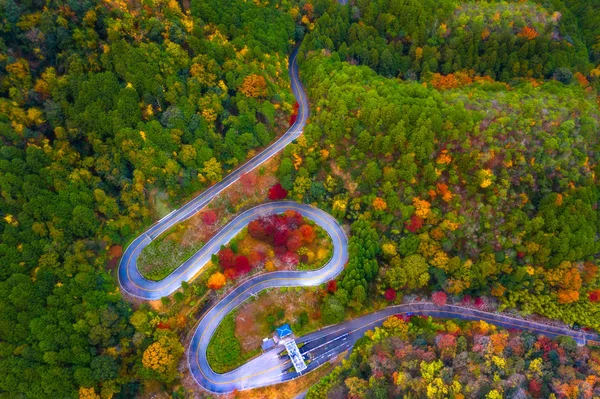 Vista Aérea Superior Curva Estrada Paisagem Mudança Estação Outono Montanha — Fotografia de Stock