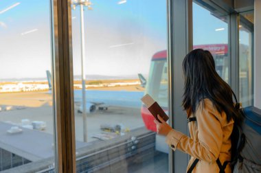 Pasaportu ve geçiş kartı olan turist terminalden başka bir terminale geçiş, havaalanı transferi veya tren hizmetleri ile transferi için bekliyor.