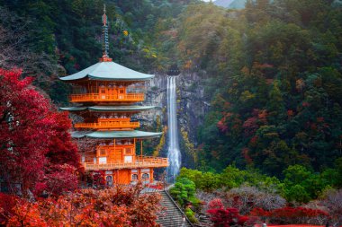 Japon Kumano 'nun ünlü ve popüler turistik yeri olan Sonbahar mevsimi değişiminde şelaleli Kumano nachi taisha türbesi 