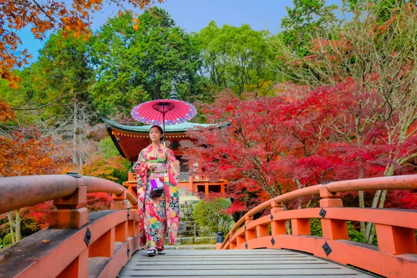 Geleneksel Orijinal Japon Kıyafetleri Giyen Eski Moda Bir Kadın Bahçe — Stok fotoğraf