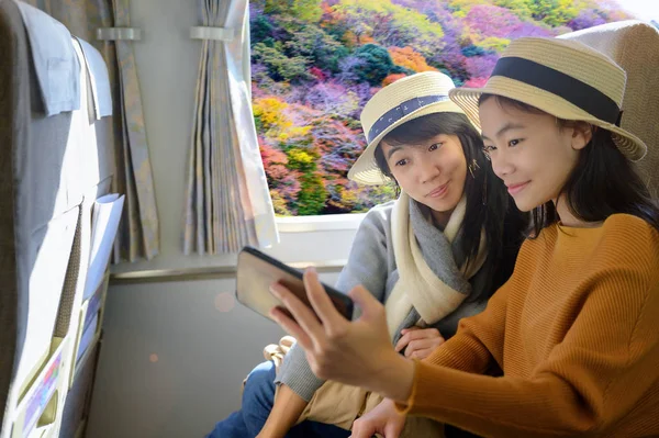 Mulheres Turista Viajante Desfrutar Viagem Transporte Ferroviário Caminho Viagem Cidade — Fotografia de Stock