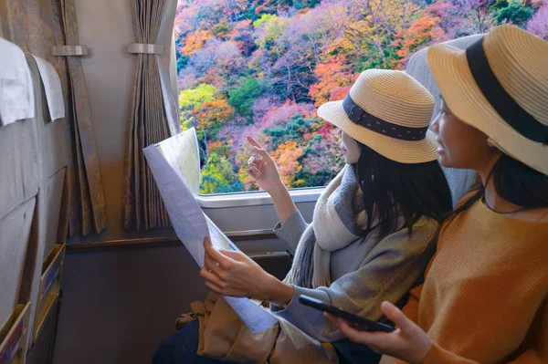 Mulher Viajante Turista Desfrutar Viagem Transporte Ferroviário Mudança Estação Outono — Fotografia de Stock