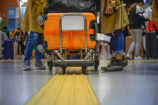 Veel Sleepboten Voeren Trolley Luchthaven Door Vrouwelijke Reiziger Druk Het — Stockfoto
