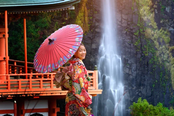 Geleneksel Orijinal Japon Kıyafetleri Giyen Eski Moda Bir Kadın Tapınağın — Stok fotoğraf
