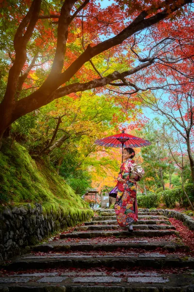 Kvinna Gammaldags Stil Bär Traditionella Eller Ursprungliga Japanska Klädd Promenader — Stockfoto