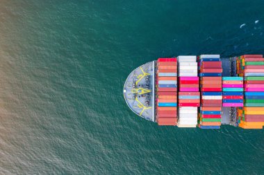 Teu konteynırlarının gemi başı kargo birimini denize taşıyor, yükleme limanından varış noktasına nakliye limanı, nakliye ve lojistik hizmeti dünya çapında