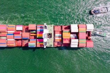 Gemideki büyük Teu konteynırlarının en üst hava görüntüsü deniz taşımacılığında giden sevkiyat yükleme limanından hedef boşaltma limanına, nakliye ve lojistik hizmetlerine kadar dünya çapında 