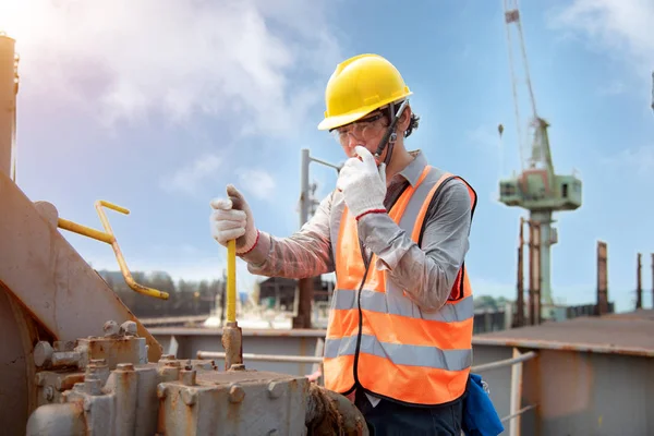 Werktuigbouwkunde Werktuigbouwkunde Werktuigbouwkunde Ladingschef Regelaar Die Door Walkietalkie Communicatie Werkt — Stockfoto