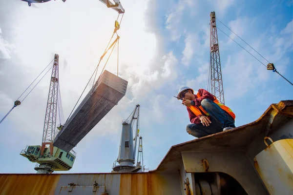 Verzending Stalen Plaat Wordt Behandeld Laden Door Voorman Engineering Havenmeester — Stockfoto