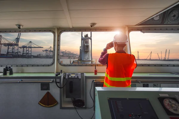 Révkalauz Kikötői Ellenőr Vagy Kikötői Célállomásra Hajózó Hajó Irányításáért Felelős — Stock Fotó