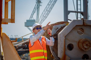 motorman or ship crew on duty of prepare the ship to drop anchorage for safety berthing in port under command of the captain and port control, working with heavy materials