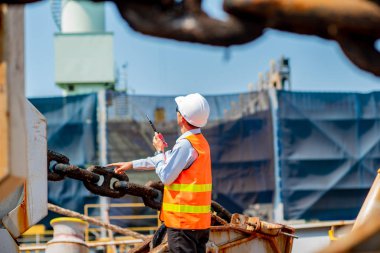 Ustabaşı, denetçi veya müfettiş, işçi veya mühendis, güvenlik ve sanayi işlerinin yönetmelik çerçevesinde yapılmasını sağlamak için güvenlik ve güvenlik araştırması görevinde çalışmaktadır