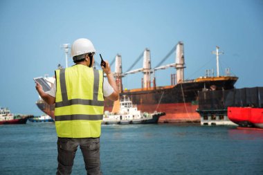 Liman ana liman kontrol. Geminin rıhtıma yanaşması için rıhtıma yanaşması gerekiyor. Gemi römorkör güvenliğiyle yüzen rıhtıma doğru itilmesine yardım ediyor.