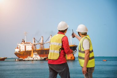 Kılavuz ya da liman amiri, liman kontrolü komutasında. Geminin rıhtıma yanaşması ve sevkiyat işlemleri için limana yanaşması gerekiyor.