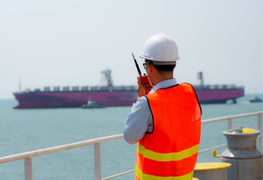 Kılavuz, liman komutanı, liman kontrol. Geminin liman terminalinin yanına yanaşıp sevkiyat işlemleri için demirleme komutası alın.