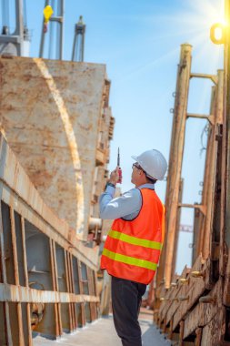 Liman işçisi, yükleme sorumlusu, liman kaptanı ya da sorumlu yönetici ve geminin limanında güvenlik yükleme operasyonu için çalışan heyecan verici komutan.