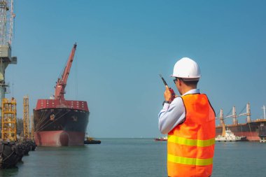 Liman ana liman kontrol. Geminin rıhtıma yanaşması için rıhtıma yanaşması gerekiyor. Gemi römorkör güvenliğiyle yüzen rıhtıma doğru itilmesine yardım ediyor.