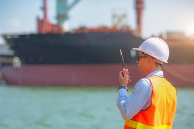 Liman ana liman kontrolü. Geminin rıhtıma yanaşması ve nakliyat işlemleri için limana yanaşması ve sevkiyatı içeri aktarması emredildi.