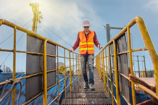 Benen Van Ingenieur Technicus Motorrijder Werknemer Haast Running Upstair Leuning — Stockfoto