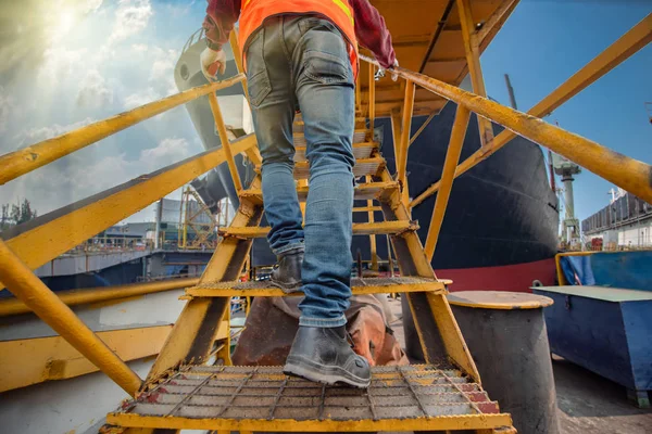 Benen Dragen Veiligheidsschoen Van Ingenieur Lopen Gedachten Stap Naar Werkplek — Stockfoto