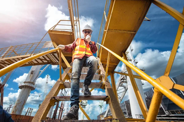Arbeiter Ingenieur Der Sicherheitsschuh Mit Sicherheitsvorschriften Trägt Arbeitsplatz Schritt Für — Stockfoto