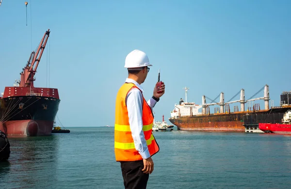 Gezagvoerder Havenmeester Supervisor Die Het Bevel Voert Commerciële Aanlegplaats Naast — Stockfoto