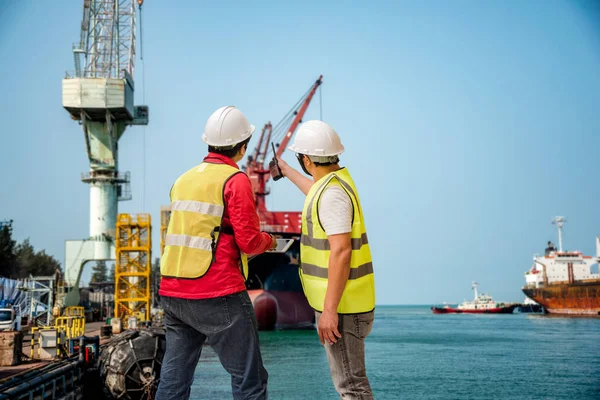 Lotse Oder Hafenmeister Hafenkontrolle Bei Der Inspektion Des Schiffes Hafen — Stockfoto