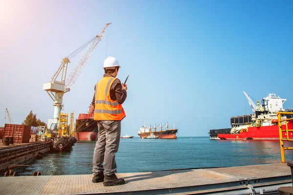 Havenmeester Havencontrole Opdracht Van Het Schip Naar Aanlegplaats Neemt Naast — Stockfoto