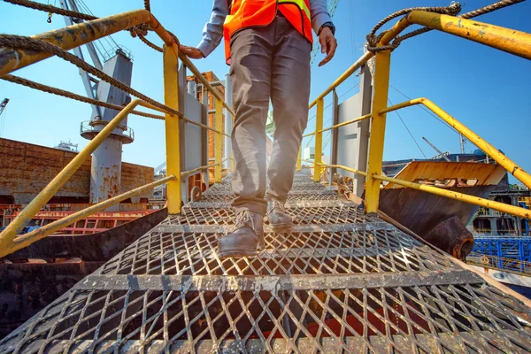 Benen Van Werknemer Ingenieur Dragen Veiligheidsschoenen Lopen Het Achterhoofd Stap — Stockfoto