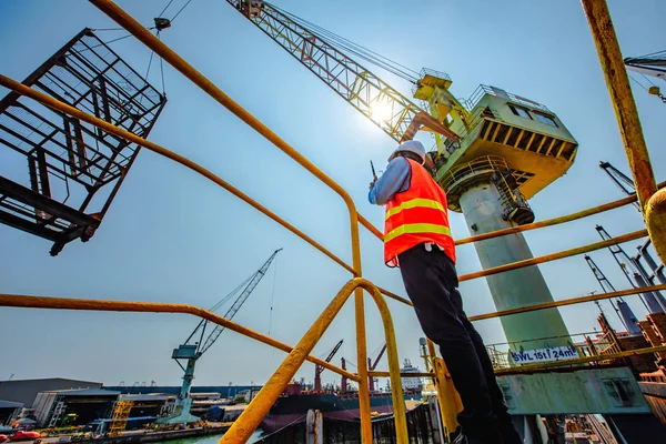 Stevedore Oder Polier Engineering Verlademeister Spricht Mit Kranführer Walkie Talkie — Stockfoto