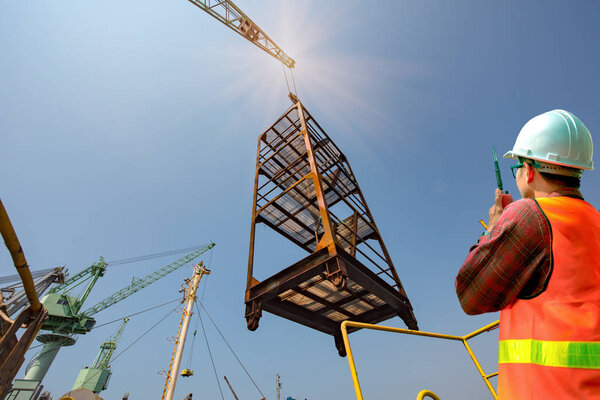 подъемные леса с помощью подъемного крана по указанию командира стивидора или инженера, мастера погрузки, работающего на платформе высокого уровня с риском рукоятки, обращения с товарами или оборудованием на высоком уровне опасности
