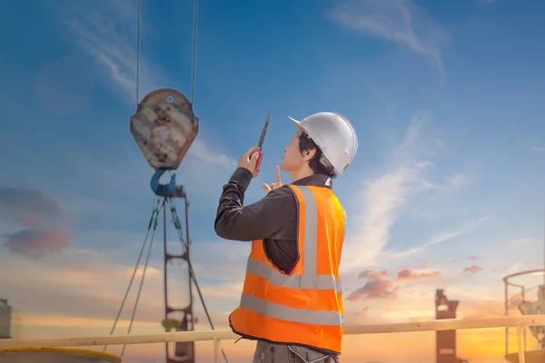 Stevedore Polier Oder Engineering Lademeister Der Mit Dem Kranfahrer Walkie — Stockfoto