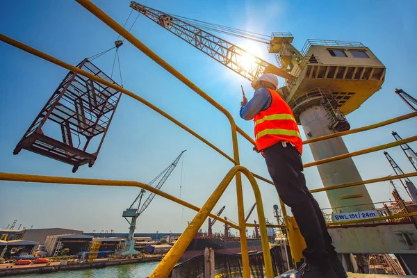 Stevedore Nebo Předák Strojírenství Nakládka Master Mluví Řidičem Jeřábu Pomocí — Stock fotografie