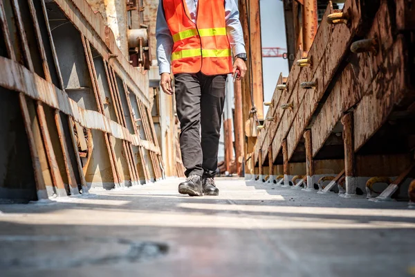 Benen Van Engineering Technicus Werknemer Lopen Dek Staal Werkplek Veiligheidswandelingen — Stockfoto