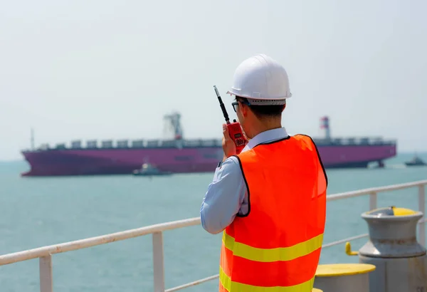 Piloot Havenmeester Havencontrole Opdracht Van Het Schip Aan Leggen Naast — Stockfoto