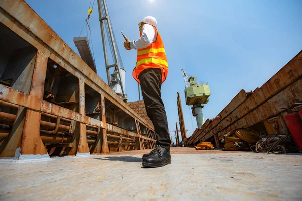 Scheepskraan Ladingstalen Bundel Onder Ladingcontrole Van Stevedore Ladingkapitein Havenkapitein Leidinggevende — Stockfoto