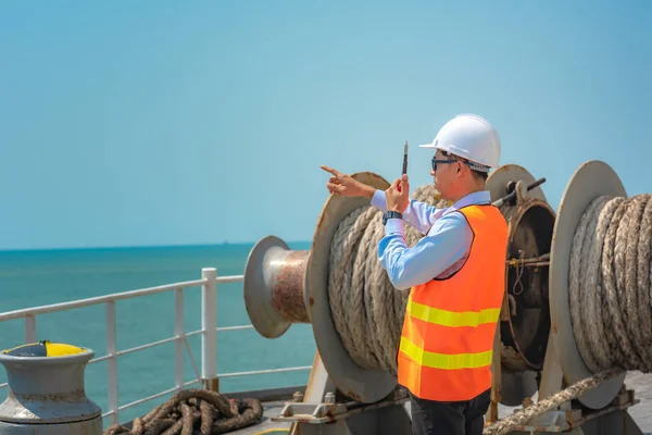 Scheepsbemanning Die Veilig Werkt Bij Het Communiceren Voor Het Aanmeren — Stockfoto