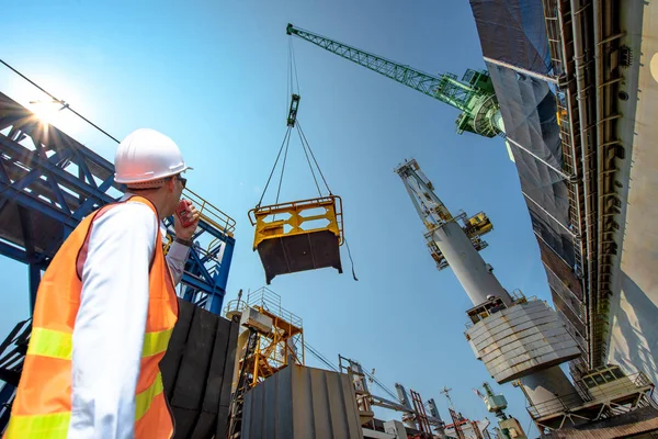 Engineering Verlademeister Verbindung Mit Portalkranfahrer Mittels Walkie Talkie Zum Heben — Stockfoto