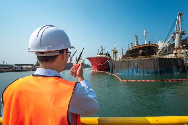 Kikötőparancsnok Kikötői Ellenőrzés Vagy Mérnöki Utasítás Hajó Lehorgonyzó Mellett Terminál — Stock Fotó