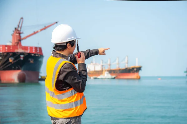 Havenmeester Havencontrole Opdracht Van Het Schip Naar Aanlegplaats Naast Haven — Stockfoto