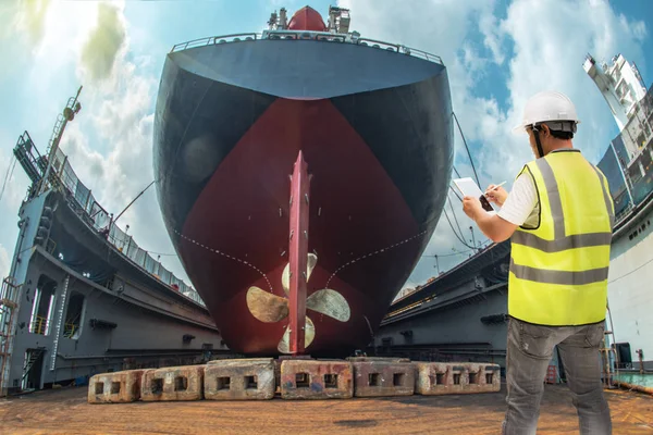 Havencontroleur Landmeter Inspecteur Die Wordt Geïnspecteerd Het Handelsschip Het Roer — Stockfoto